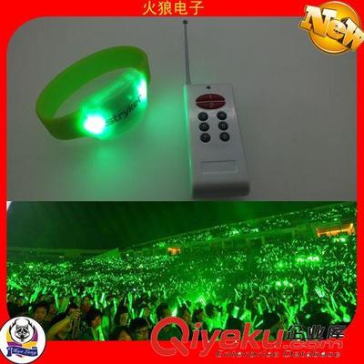 2014最新款led发光手镯 定制明星演唱会礼品发光手镯工厂-深圳市火狼电子提供2014最新款led发光手镯 定制明星演唱会礼品发光手镯工厂的相关介绍、产品、服务、图片、价格深圳市火狼电子、发光棒;荧光棒;发光手镯;发光手环;演唱会用品;led钥匙扣;投影钥匙扣;太阳能钥匙扣;寻物器/寻找器;卡片灯;投影笔;发光玩具/礼品
